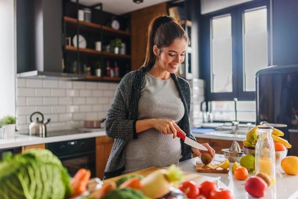 Nutritionist Ruislip providing nutritional advice and guidance tailored to your goals. Woman preparing vegetables.